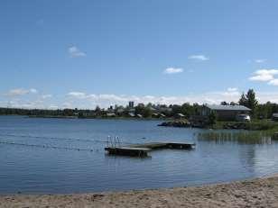 Rannan länsiosassa pohja on kivinen ensimmäisten metrien matkalta. 3.6 Uimarannan varustelutaso Uimarannalla on pukuhuoneet, jäteastioita ja käymälä.