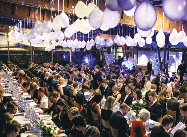 Pidemmin sanottuna järjestämme teille niin akateemisia pöytäjuhlia ruokineen päivineen (arkikielellä sitsejä), silliaamiaisia (ihan parasta), saunailtoja kuin muitakin pikku kissanristiäisiä, samalla