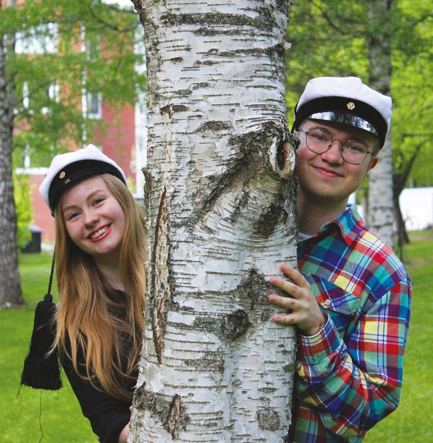 TUPSUPHUKSIEN TERVEISET Moikka sinä uunituore phuksi! Me olemme Tiina ja Miska, ja haluamme toivottaa sinut sydämellisesti tervetulleeksi ihanaan kiltaamme!