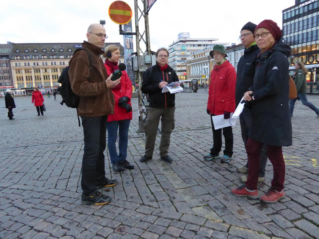 Auransilta oli yllättävän hiljainen. Autot joutuivat seisomaan paikallaan punaisten liikennevalojen takia ja moottorimelu oli kohtuullista.