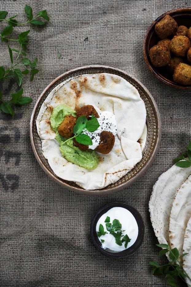 Härkis falafelit vegaaninen / gluteeniton 1 pieni sipuli 1-2 valkosipulinkynttä 1 pkt (250 g) Härkis -härkäpapuvalmistetta 1 dl silputtua lehtipersiljaa tai korianteria 1-2 rkl sitruunamehua 1 tl