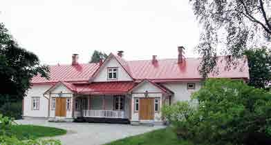 perhejuhlat kokoukset yritystilaisuudet saunaillat Päärakennuksessa on juhlavat salitilat, tupakeittiö ja saunatilat.