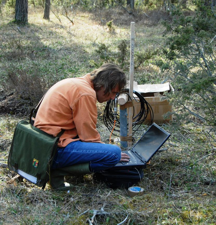 8 Raportti 2011: NORDKALK ja ympäristö Kaivosten KUVA: SVEN FOLIN Nordkalkin geologi Kenneth Fjäder tutkii kallioperää tulevan Bungen louhoksen