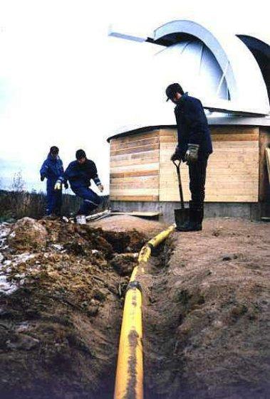 "hankkiminen" ja "tekeminen". Jyväskylän Ympäristölehti mainitsee Nyrölän avajaisia koskevassa jutussaan 5.11.1997, että "torni rakennettiin parissa kuukaudessa, ja miestyöpäiviä kertyi yli 100".