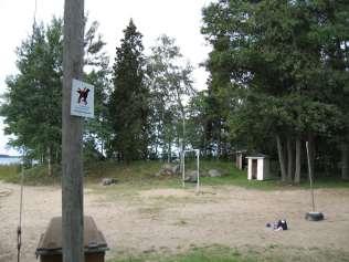Noin 30 metriä pitkä L- kirjaimen muotoinen laituri sekä hyppytorni, jossa on kolme ponnahduslautaa (1 metriä, 2 metriä ja 3 metriä). Rannalla on kahden keinun keinuteline.
