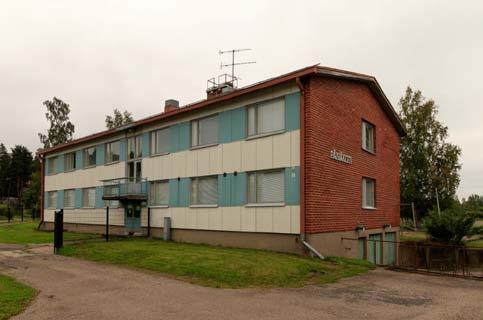 Mäen päällä sijaitseva terveyskeskuksen vuodeosasto on rakennettu alunperin 1978.