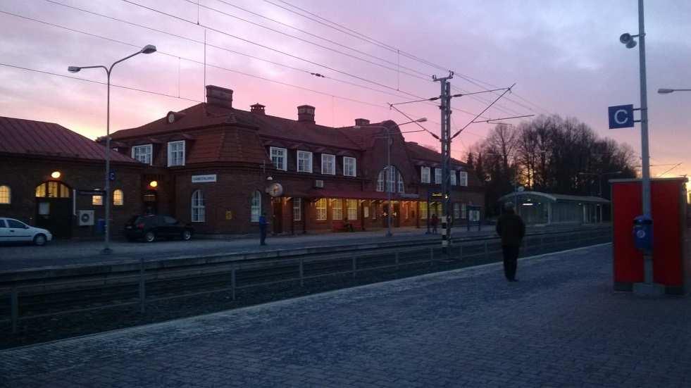 Asukaspysäköintimahdollisuus kaduilla (kaupunkikuvallisesti huono, ei keskeisimmille paikoille) Jos