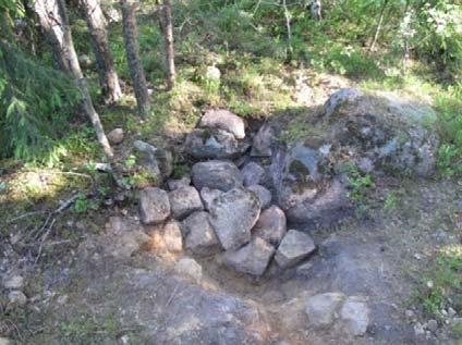 Paikalle tehtiin noin 1,4 x 1 m kokoinen koekuoppa, josta kävi ilmi, että maakiven vieressä oli ainakin 2 3 kivikerrasta koostuva suoraseinäinen kivilatomus.