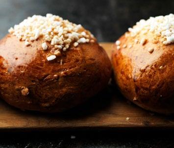 Lantmännen Unibake Vegaaniset valinnat 9-12/2017 herkullisia leivonnaispakasteita valikoimaasi Pullat Voitele esim. 1:1-suhteen veden ja sokerin/siirapin seoksella.
