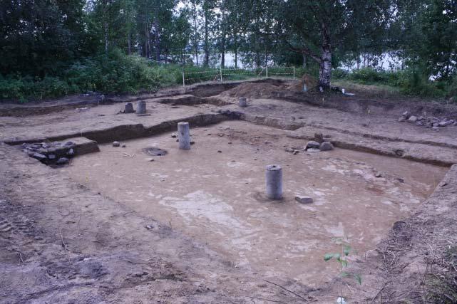 kellari ja useita ojia, tasattuja aloja ja täyttömaakerroksia. Terassin itäpuoleisella rinteellä maalaji muuttuu karkeammaksi ja paikoin kallioiseksi, moreenikivikko tulee täällä lähelle maanpintaa.