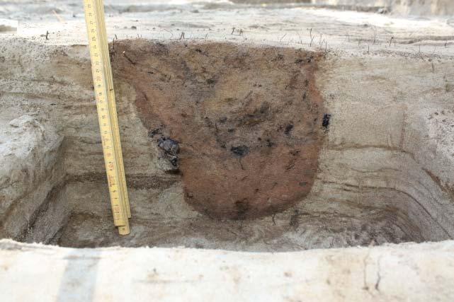 Kaivausalue 4 on pohjoisempi keskiselle terassille kaivinkoneella avatun alueen pohjalle laadituista isoista kaivausalueista. Multaa kuorittiin pinnalta noin 20 cm kerros, paikoin hieman enemmänkin.