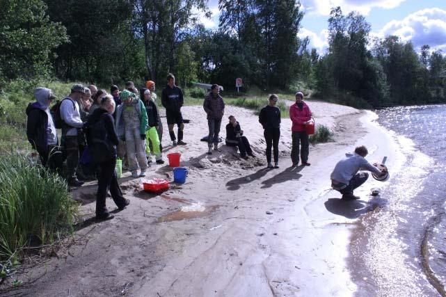 lyysejä varten. Maanäytteet kellutettiin ja vesiseulottiin kaivauksen aikana Rovaniemellä, tästä työstä vastasi Olli Eranti.
