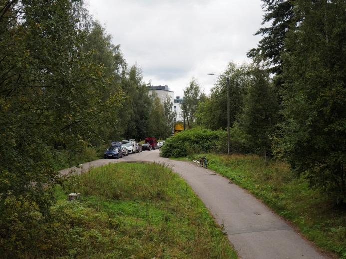 Radanvarren rakennettua ympäristöä (vasen) ja Ramoninkatu nykytilanteessa Kivääritehtaan suunnasta (oikealla). Palvelut Alue tukeutuu julkisten ja kaupallisten palvelujen osalta keskustan palveluihin.