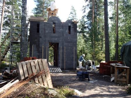Skiittasaaren rakentaminen Ilkonsaaressa Saimaan Skiitat ry jatkaa ortodoksisten kappeleiden rakentamista Ilkonsaareen, käynnissä on kahden kappelin rakennustyö harkoista.