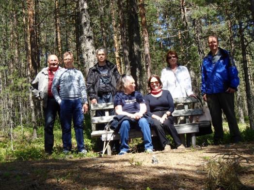 Hallituksen jäsenet Rastiniemen virkistysalueella 7.6.2016. Elsa Silvennoinen oli vielä mukana.