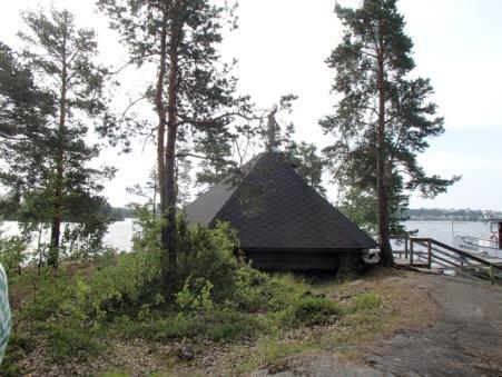 Karhusaaren laavu sijaitsee Kaupunginlahden edustalla. Laavun alue on vuokrattu Lappeenrannan seurakuntayhtymältä.