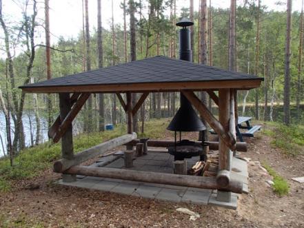 Virkistysalueiden palvelut Kaikki säätiön virkistysalueet on varustettu retkeilijöitä palvelevilla rakenteilla. Satamosaaressa on kaksi saunaa, Hietasaaressa ja Ruuhonsaaressa on myös saunat.