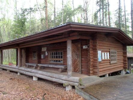 Tarassiinlahdella, Pohjanrannalla ja Hiitolanjoella on lintutornit. Grillikatos Pullikaisen saaren suojaisassa sisälahdessa. Satamosaaressa ns. vanha sauna, joka tuli alueen kaupan mukana.