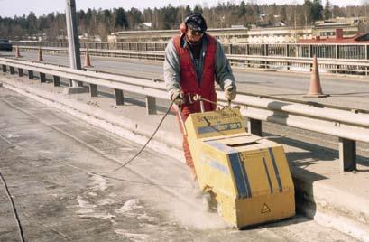 Kansilaatan yläpinnan raudoituksen betonipeite mitataan. Se määrää muun muassa jyrsinnän käytön, koska raudoitusta ei saa vaurioittaa.