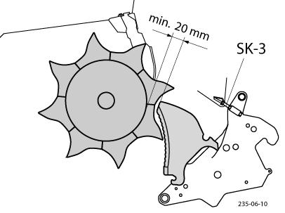 SILPPURIKONEISTO Terien ja sullojaroottorin etäisyyden tarkistaminen Terien ja sullojaroottorin välinen etäisyys pitää olla vähintään 20 mm. - Rajoitinruuvia (SK-3) säädetään vastaavasti. Tarkistus 1.