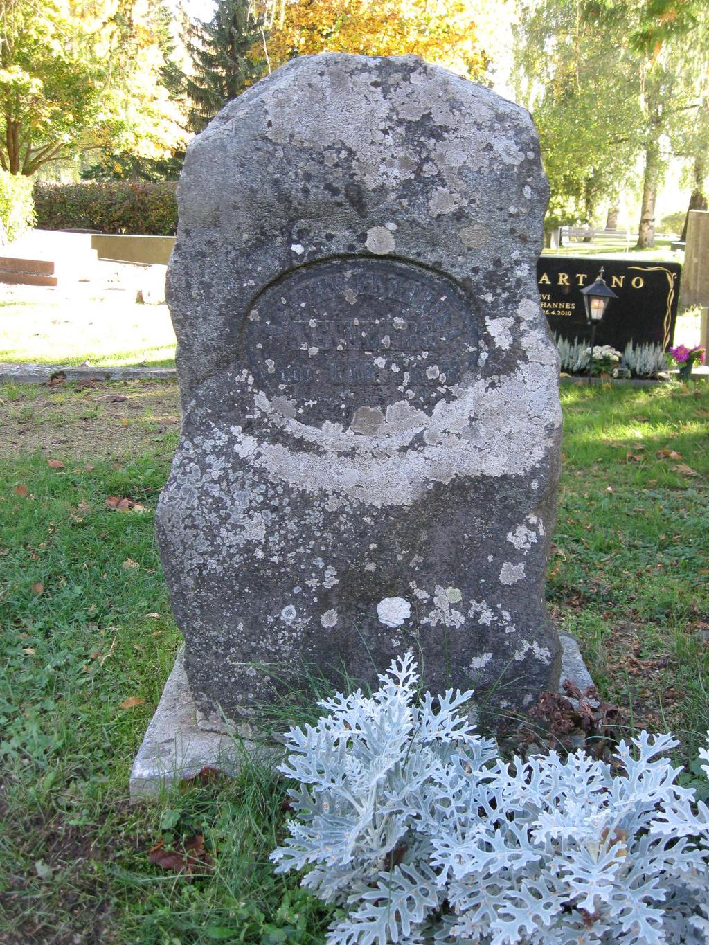 kartanoa (0609440_Svinhufvud). Vuonna 1854 on kuollut Agathe Fredrika Tennberg född Carström. Hänen muistomerkkinään on lohkoreunainen pystykivi, jossa ainoastaan soikea nimitausta on hiottu.