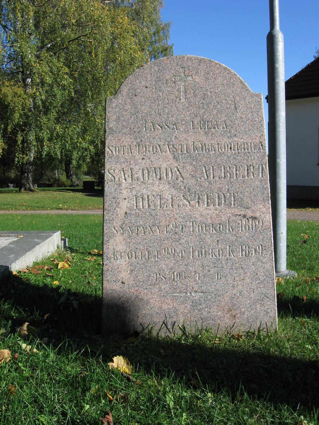 ) Sotaprovasti ja kirkkoherra Salomon Albert Hellstedtillä on olallinen kaariharjainen punagraniitista valmistettu pystykivi. Nimet on kaiverrettu kiven pintaan ilman kultausta.