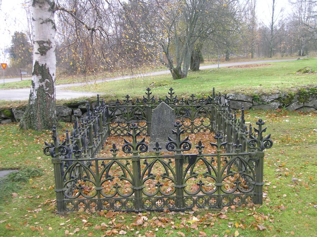 Vuonna 1871 Sääksmäen kirkkomaalla mainitaan olleen hautakiviä ja rautaristejä sekä säätyläisten että rahvaankin hautasijoilla.