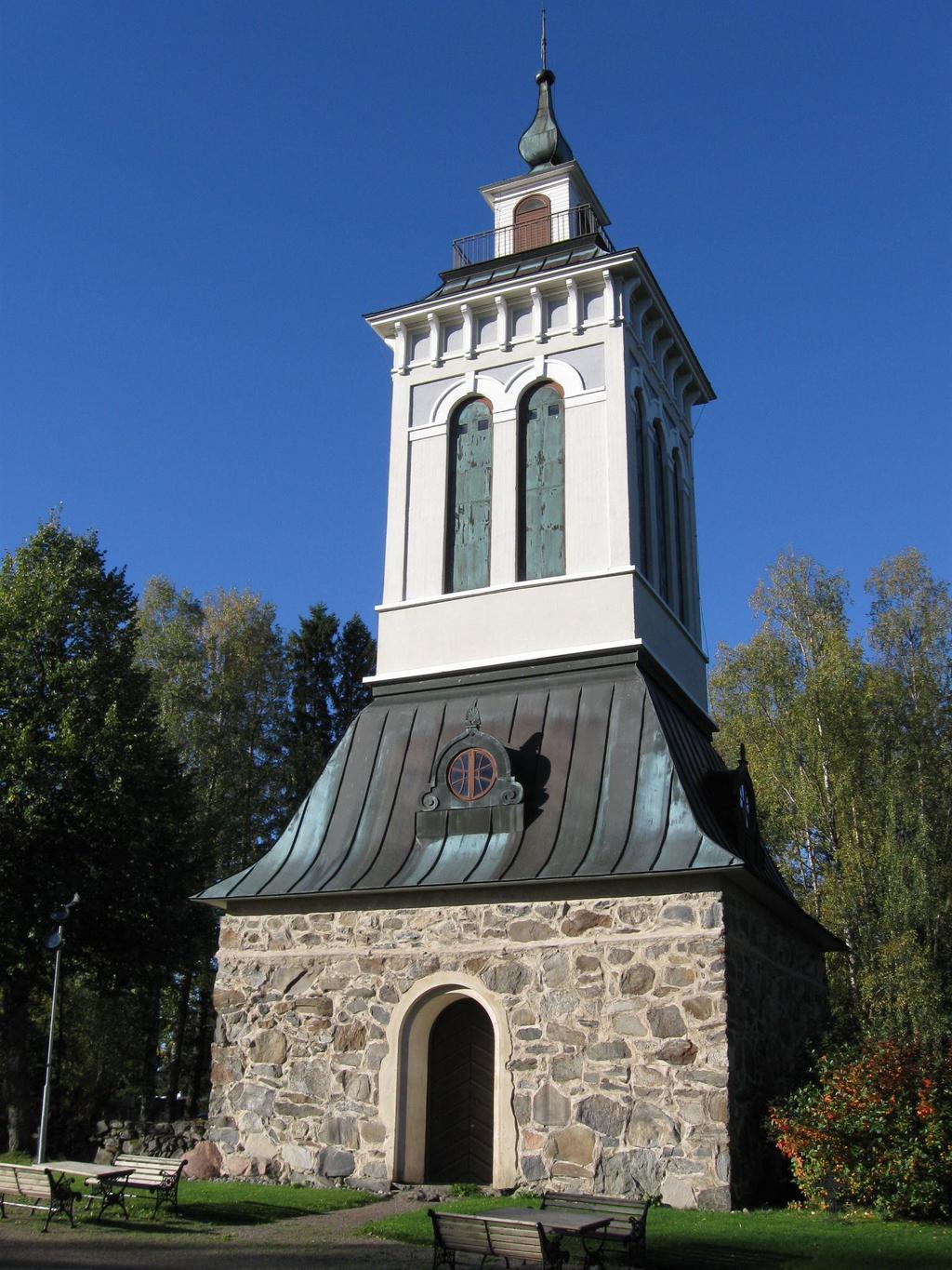 Vuosina 1998-1999 kirkko restauroitiin arkkitehti Ulla Raholan suunnitelman mukaan. Kuoria laajennettiin ja sakastin oven sekä poikkikäytävän paikkaa muutettiin.