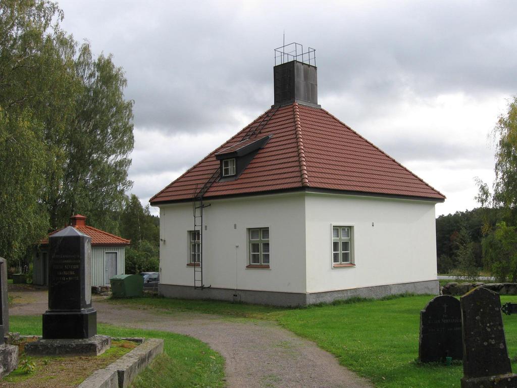 2.4. Muut rakennukset Kappeli Kappeli eli vainajien säilytyshuone valmistui hautausmaan länsilaidalle kirkon korjausrakentamisen jälkeen vuonna 1938.