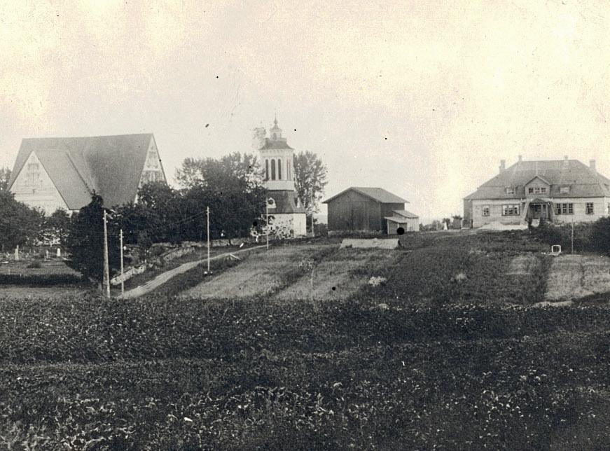 Hautausmaata laajennettiin pohjoiseen vuonna 1907. Kuvat Sääksmäen kirkon arkisto. 1933 tehtiin taas uusi laajennus. Laajennuksen koko oli n.
