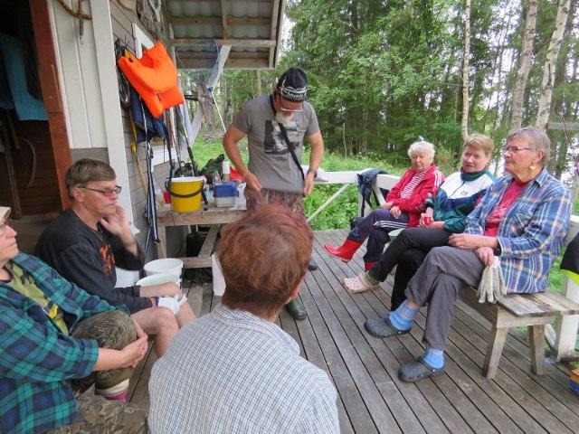 8 Vasemmalla Kiepin toinen kesäasukas. Yllä juttutuokio saunan terassilla. Kihhaus Kiepissä sauna jo valmiina, joten löy- näkyi, olivat vielä raakoja. Saavuimme Kieppiin keskiviikkona 2.