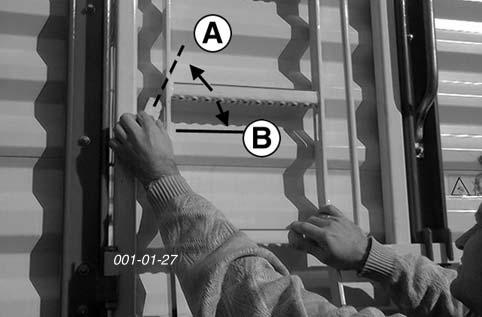 HUOLTO Turvallisuusohjeet * Vaunu on tuettava huolellisesti ennen työskentelyä sen alla. Sivusuojusten avaaminen Suojuksen lukitus (R) v o i d a a n avata esim.