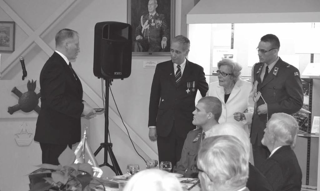 Iltajuhlan varsinainen kohokohta oli edesmenneen ilmatorjuntaveteraani Walter Breitensteinin kunniamerkkien luovuttaminen Ilmatorjuntamuseolle.