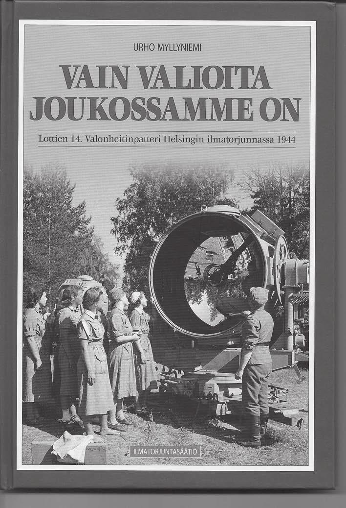 Everstiluutnantti, filosofian lisensiaatti Urho Myllyniemi otti vuonna 2007 Ilmatorjuntarykmentti 1:n entisen valonheitinkomentajan, everstiluutnantti K.H.