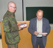 Killan puheenjohtaja Heikki Haapala lahjoitti Jääkäriprikaatille tuhdin paketin ilmatorjunnan aselajitietoutta ja esikuntapäällikkö Osmoselle lapin kaskukirjan.