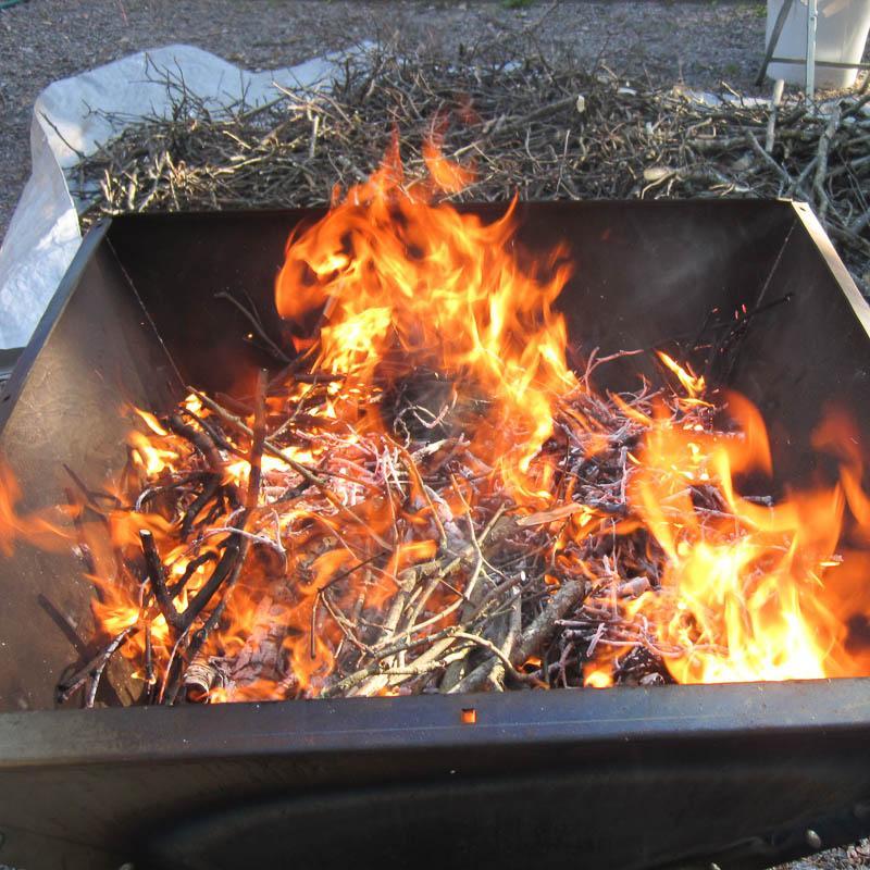 Tulen ylläpitäminen ja materiaalin lisääminen 2/3 Tavoitteena on aikaansaada mahdollisimman kattava liekki koko hiilettimen pinta-alalle Valkoinen tuhka hiilioksen