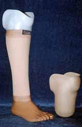 27 Kuva 8. PTB- proteesi 6.2.1 Ensiproteesi ja käyttöproteesi Ensiproteesi on ensimmäinen proteesi, jota amputoitu henkilö käyttää.
