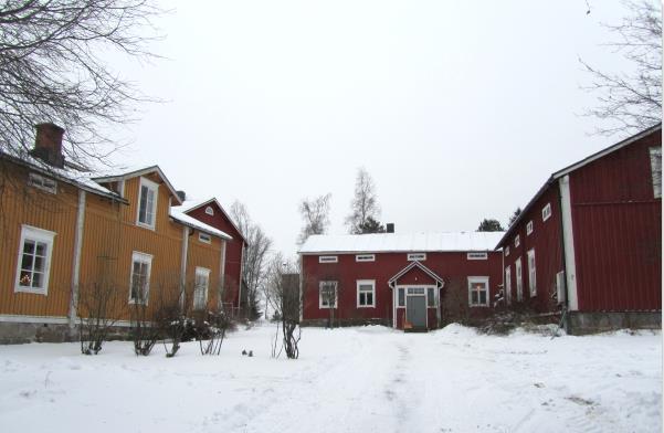 Tontti käyttää samaa sisäänkäyntitietä, kuin rakennus numero 49 ja neljä ympäröivää rakennusta (48, 49, 415 ja 141) muodostavat neliöpihan. VALOKUVIA 2016 RAKENNUKSEN KUVAUS Nr.