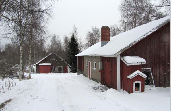 konesaumattupeltikate Julkisivun väri ja materiaali Punainen puupaneeli Rakennuksen kunto Kohtalainen Muuta Valkoiset nurkat RAKENNUSHISTORIA Rakennuksen aikaisemmat omistajat olivat Alfred ja Irene