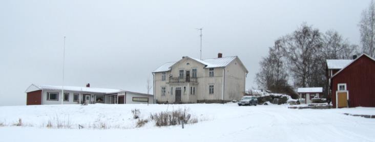 ikkunat vintillä RAKENNUSHISTORIA Peruskorjauksia on tehty vuonna 1946. Rakennus on todettu huonokuntoiseksi jo vuonna 1969 rakennustarkastaja Lars Erik Bodbackan toimesta.