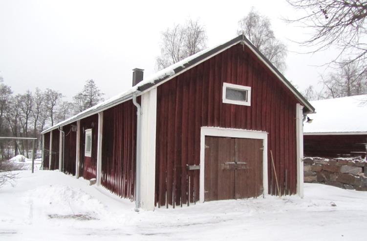 Kivi Katon muoto ja materiaali Harjakatto, pelti Julkisivun väri ja materiaali Hirsi ja erityyppiset punaiset puupaneelit Rakennuksen kunto Huono Muuta RAKENNUSHISTORIA Valkoiset nurkat, suurin osa