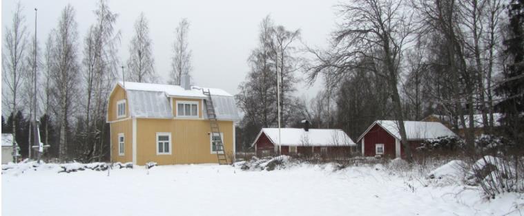 Pihapiiri sijaitsee näkyvällä paikalla Marienholmintiellä lähellä rantaa. Se koostuu päärakennuksesta ja kahdesta ulkorakennuksesta. Tien ja pihan välissä on pieni pelto ja kiviaita.