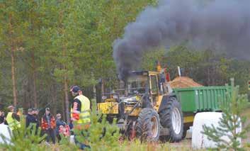 Kentän laidalla ihmeteltävänä oli myös Länsinostojen iso keltainen nosturi ja nosturikoukun korkeuden arviointi