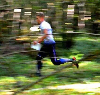 sileällä juoksu) nopeus ja nopeuskestävyys (NK) ovat tärkeitä tukiominaisuuksia; niiden merkitys on varsin suuri erityisesti sprinttisuunnistuksessa ja kilpailujen viimeisten minuuttien aikana