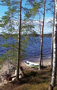Annikan ja Tommin pihaleikkejä tai miekkakoulua. Kaiken kruunasi jäätelöt ja sitä ei edes pieni vesisade sulattanut.