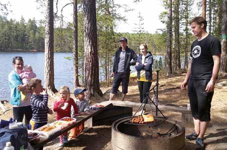 Välillä pidimme pieniä huilitaukoja, mutta matka eteni varsin mukavaa vauhtia. Matkalla oli niin kuivempaa kangasmetsää kuin soista aluettakin, joka ylitettiin pitkospuita pitkin.