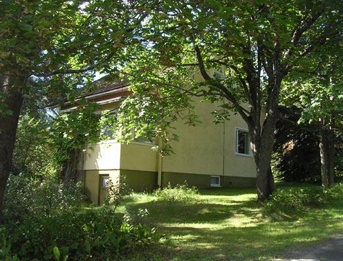 lautaverhoiltu, puolitoistakerroksinen tyyppitalo eli ns.