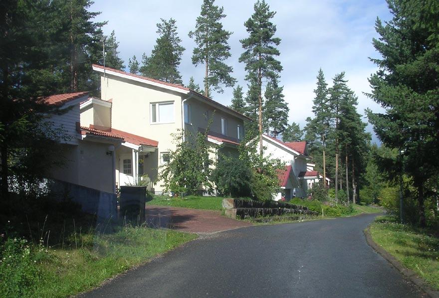 Katon väri on suurimmassa osassa taloista punainen ja julkisivuväritys punavalkoinen. METSÄKULMA Metsäkulman alueen tontit olivat haussa v. 1989.
