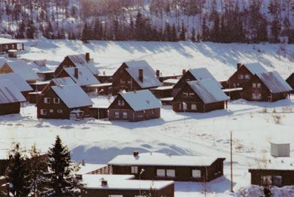 Näkymä Kuohunharjulta vuonna 1978. MÄYRÄVUORI Aloitimme omakotitalomme rakennustyöt ensimmäisten joukossa v. 1976 Mäyrävuoren jyrkkäharjaisten talojen kortteliin.