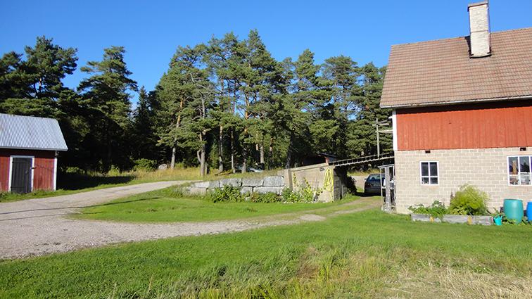 Talouskeskusalueen navetta ja liiteri.